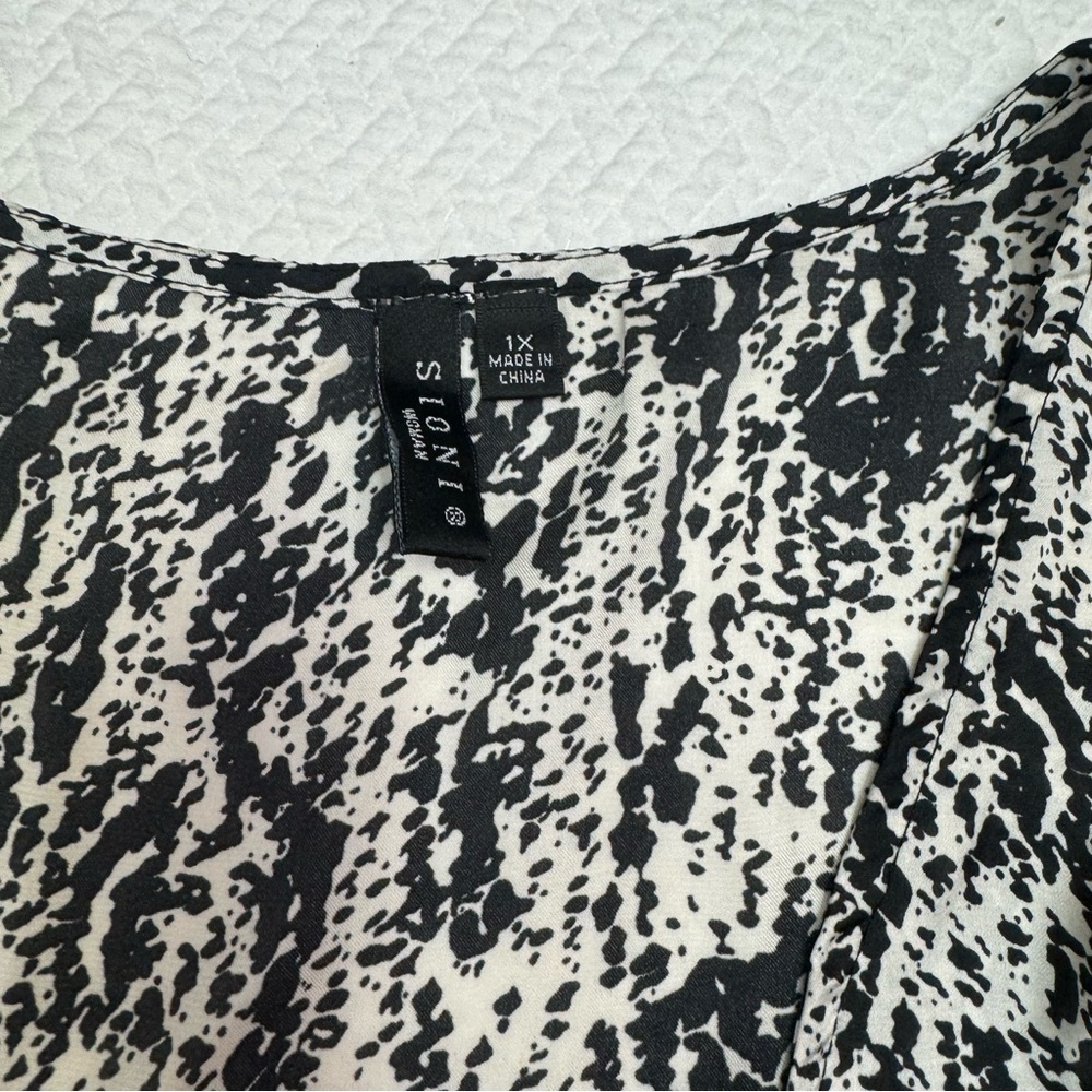 Sioni💜 Black and White V-Neck Flutter Sleeve Size 1X - Picture 6 of 9